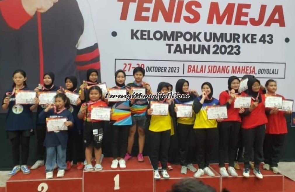 Foto Neza Karimatu Zahra  (5 dari kiri) bersama atlet yang lain seusai Kejurprov Tenis Meja Kelompok Umur 17 tahun 2023