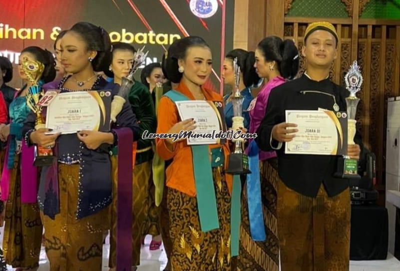 Foto Adil Rifky (kanan) siswa SMPN 1 Gembong yang berhasil menjadi juara 3 kategori SMP dalam Lomba Mas Mbak Duta Budaya Kabupaten Pati