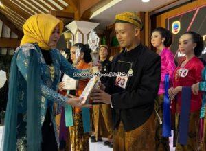 Foto Adil Rifky saat menerima piala dan piagam sebagai juara 3 Lomba Mas Mbak Duta Budaya Kategori SMP Kabupaten Pati 2023