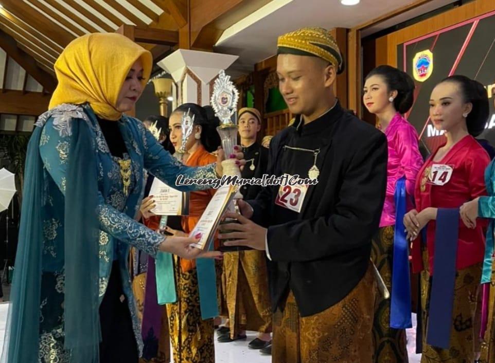 Foto Adil Rifky saat menerima piala dan piagam sebagai juara 3 Lomba Mas Mbak Duta Budaya Kategori SMP Kabupaten Pati 2023