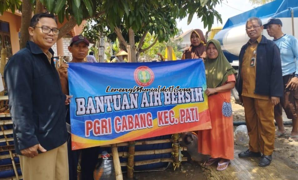 Foto Pengurus PGRI Cabang Kecamatan Pati sedang melakukan bakti sosial bantuan air bersih di Desa Tondokerto Kecamatan Jakenan