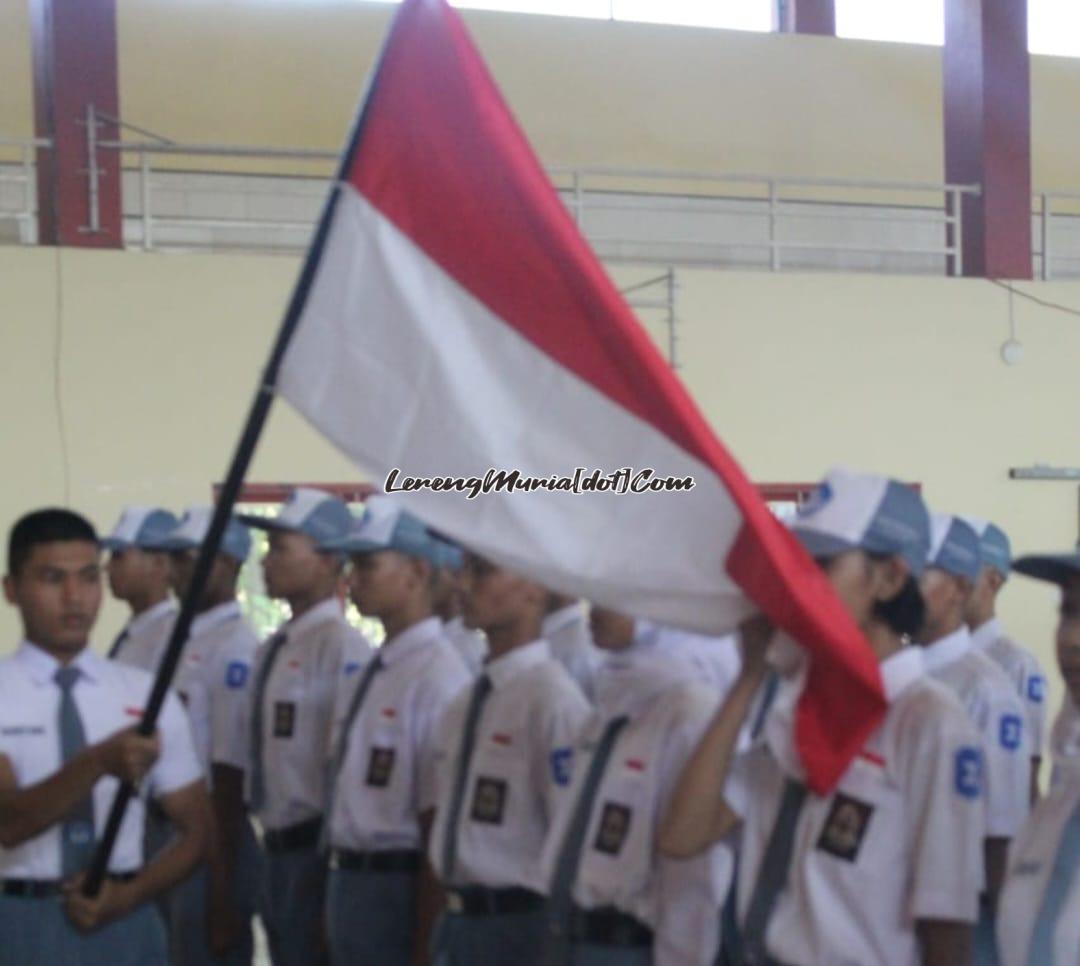 Foto acara mencium bendera merah putih dalam kegiatan sertijab Kobra SMAN 3 Pati 2023