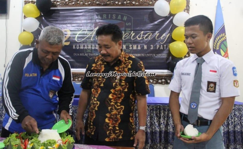 Foto acara ramah tamah setelah sertijab yang dihadiri Pembina Kobra Suhadi (kiri), Waka Kesiswaan Drs. Triyono, M.Pd.(tengah) dan Abdullah Umar (kanan) Ketua Kobra 2023/2024