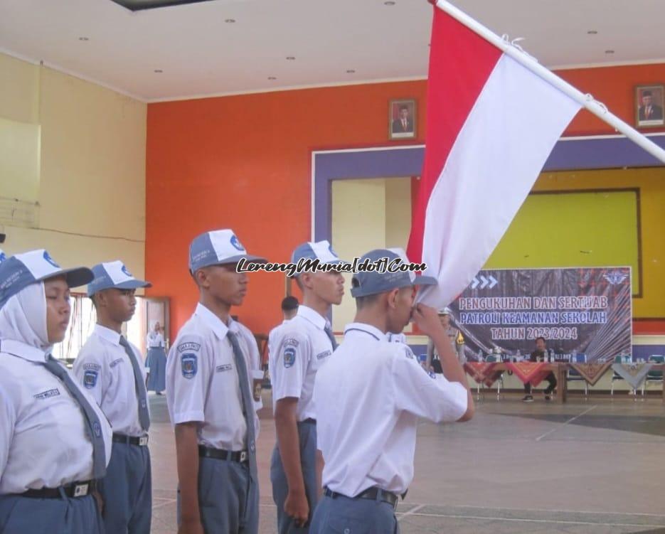 Foto anggota PKS SMAN 3 Pati sedang mencium bendera merah putih pada saat pengukuhan