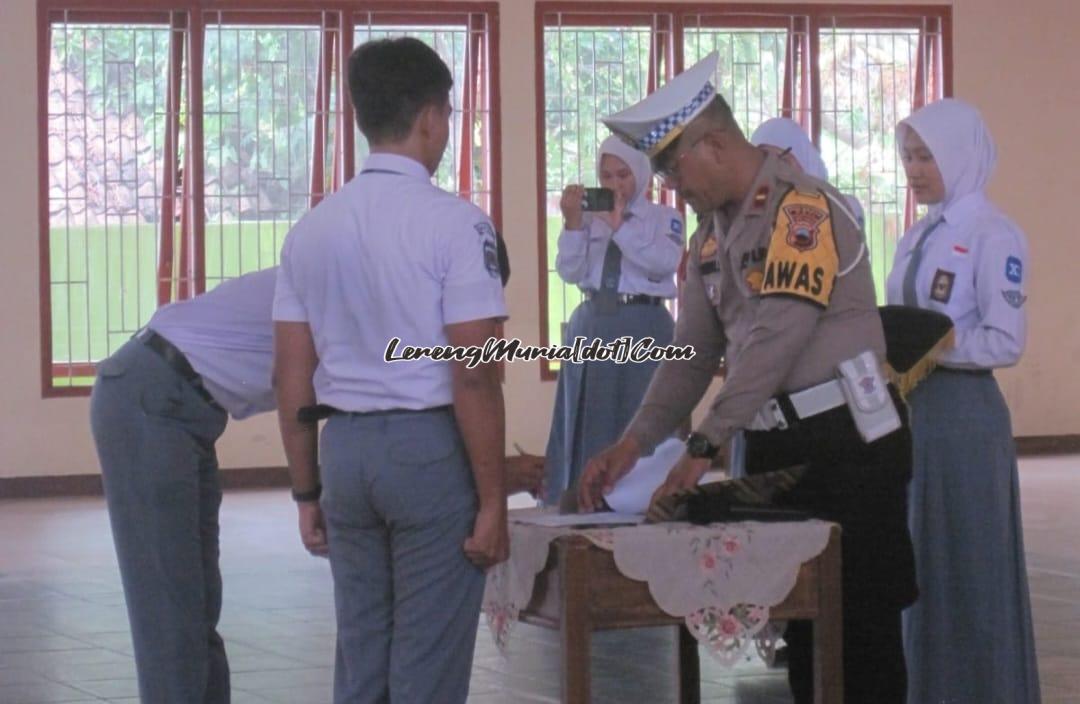 Foto penandatanganan berita acara oleh pengurus PKS  dalam pengukuhan dan sertijab di Auditoroum SMAN 3 Pati