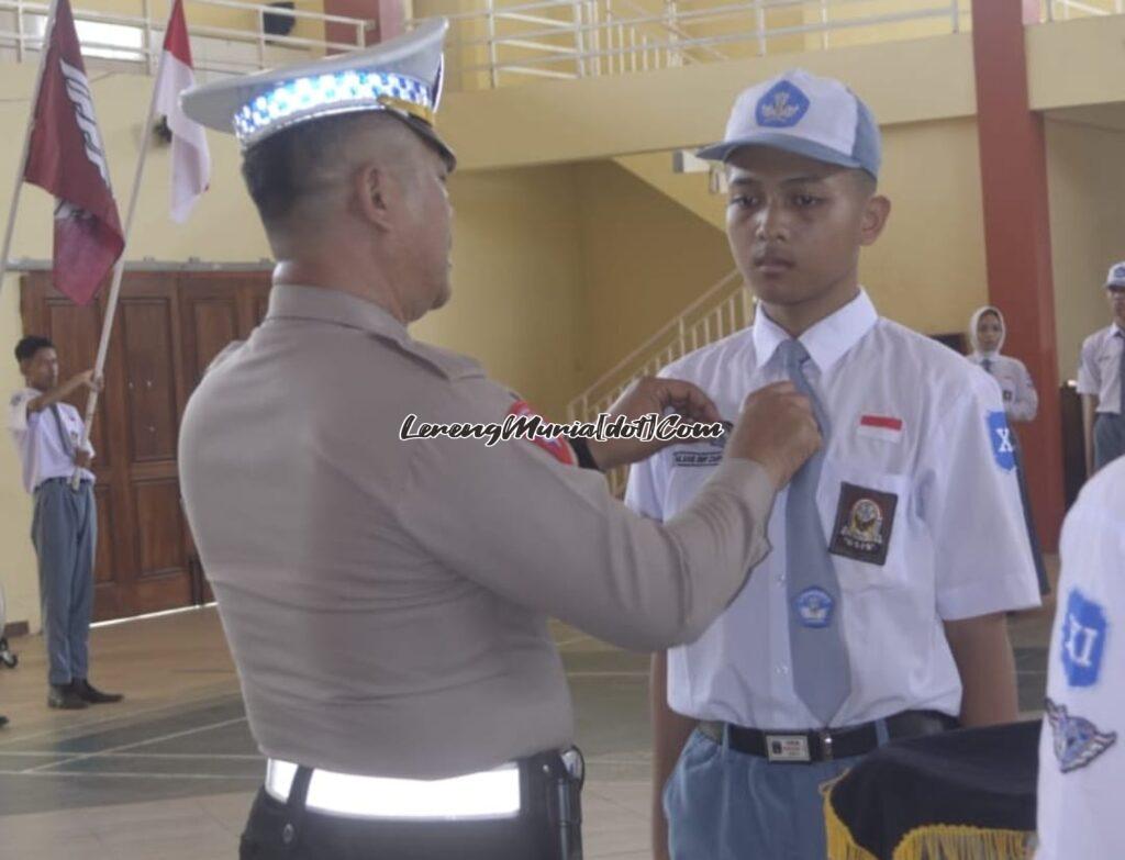 Foto pemasangan pin oleh Bapak Gunawan kepada Gilang Dwi Cahyo sebagai Danton Angkatan VII PKS SMAN 3 Pati