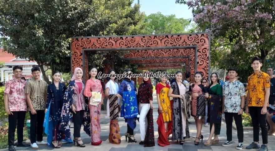 Foto siswa SMAN 3 Pati yang berpartisipasi meramaikan Fashion Street Batik di Simpang Lima Kota Pati