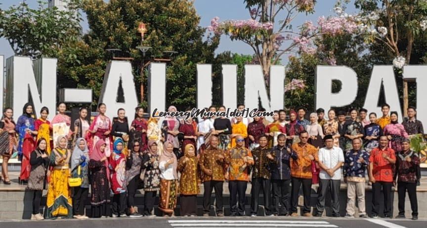 Foto Pj. Bupati Pati Henggar Budi Anggoro (10 dari kiri) bersama Forkopimda dan peserta Fashion Street Batik seusai acara