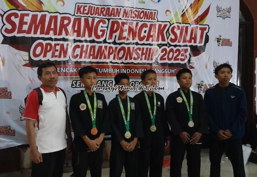 Foto atlet SH Terate dari SMPN 3 Pati didampingi pelatih dan official setelah pagelaran SPOC di Gelora USM Kota Semarang