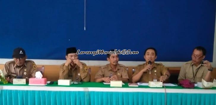 Foto Fajar Setyo Nugroho, S.Pd. (2 dari kanan) Ketua PGRI Cabang Kecamatan Pati pada saat memberi sambutan temu teknik lomba peringatan HGN 2023 di Aula SMPN 3 Pati