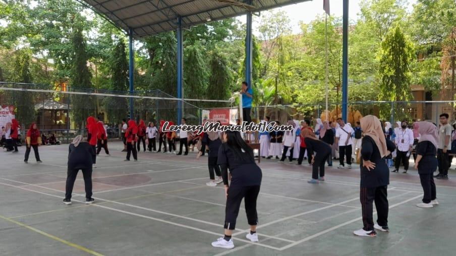 Foto pertandingan bola voli putri dalam rangka HGN 2023 Tim SMPN 6 & 7 Pati (seragam hitam) mengalahkan Tim SMPN 3 & 5 Pati (seragam merah) dengan skor 2-0