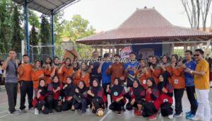 Foto Tim Dabin 3 (kaos oranye) dan Tim SMPN 2 & 4 Pati (kaos merah) bersama Ketua PGRI Cabang Kecamatan Pati dan segenap pengurus serta panitia bola voli putri