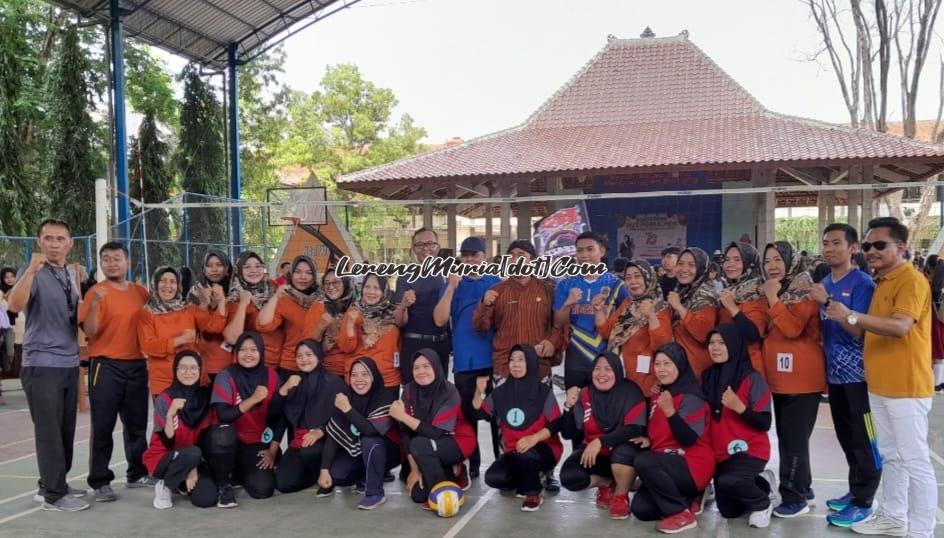 Foto Tim Dabin 3 (kaos oranye) dan Tim SMPN 2 & 4 Pati (kaos merah) bersama Ketua PGRI Cabang Kecamatan Pati dan segenap pengurus serta panitia bola voli putri