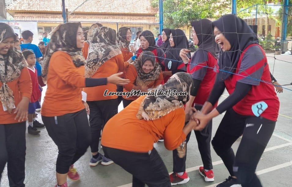 Foto tradisi bersalaman setelah babak final bola voli putri, di dalam lapangan adalah lawan dan di luar lapangan tetaplah kawan