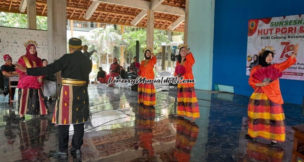 Foto penampilan dari SMKN 3 Pati disertai penari latar dalam lomba vokal duet yang berhasil meraih juara 1