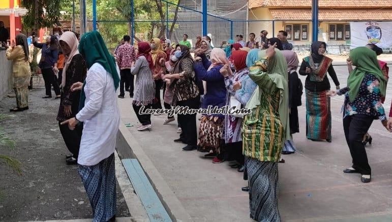 Foto penampilan tim joget/tim hore-hore yang membuat suasana lomba vokal duet menjadi lebih meriah