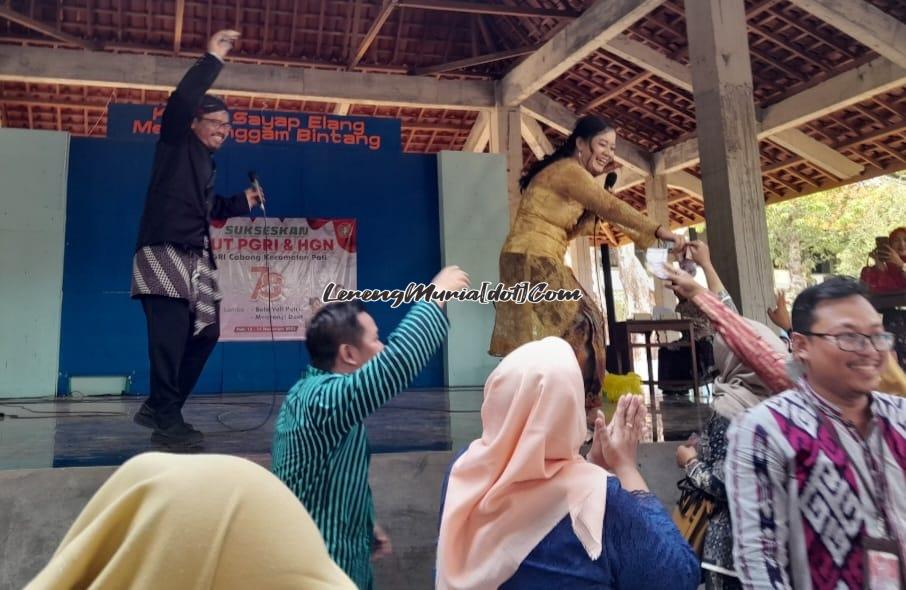 Foto penyanyi disawer oleh penonton/tim pendukung yang membuat suasana lomba lebih hidup dan heboh