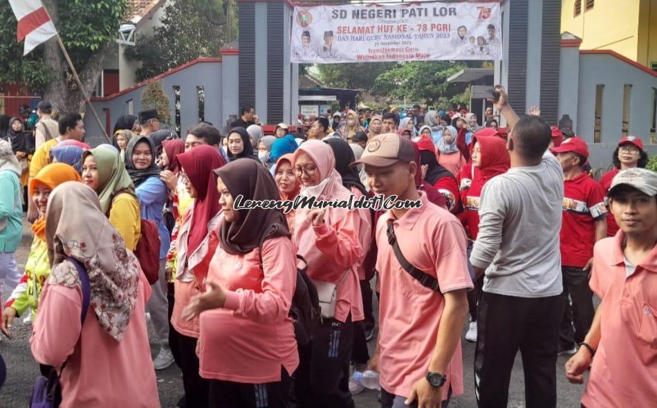 Foto peserta dari berbagai sekolah dengan penuh semangat mengikuti jalan sehat yang diselenggarakan PGRI Cabang Kecamatan Pati