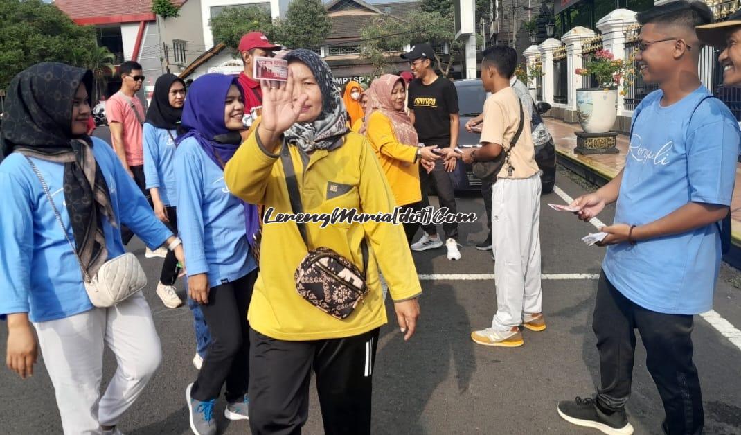 Foto pembagian kupon jalan sehat di Simpang Lima  Pati oleh panitia