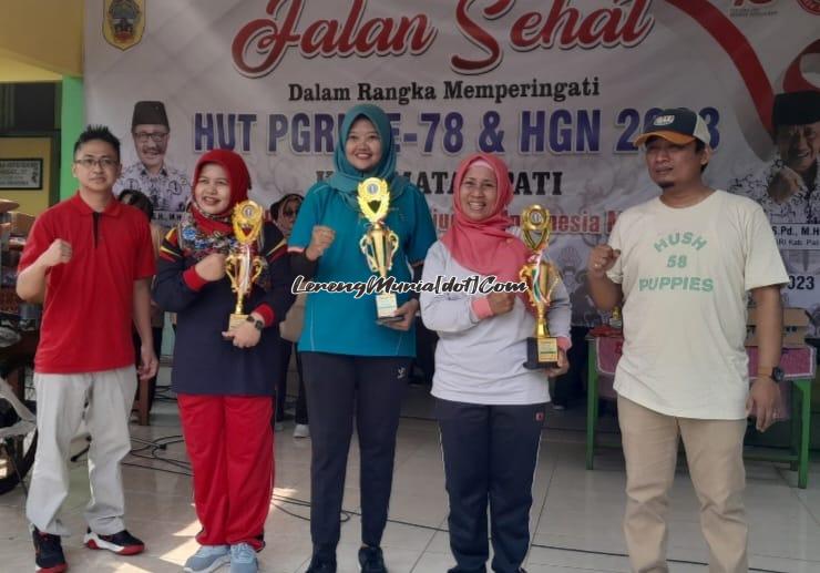 Foto para juara lomba bola voli putri HGN 2023 tingkat PGRI Cabang Kecamatan Pati