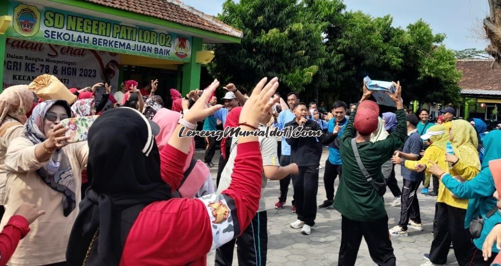 Foto peserta jalan sehat sedang berjoget menikmati alunan musik