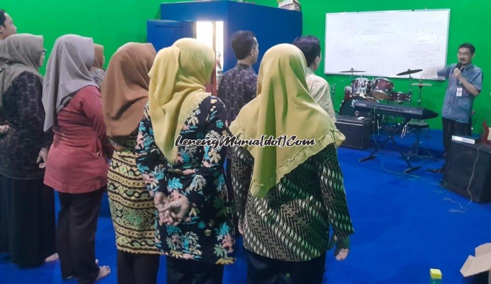 Foto guru/karyawan sedang latihan paduan suara dibawah bimbingan Ahmadi, M.Pd.