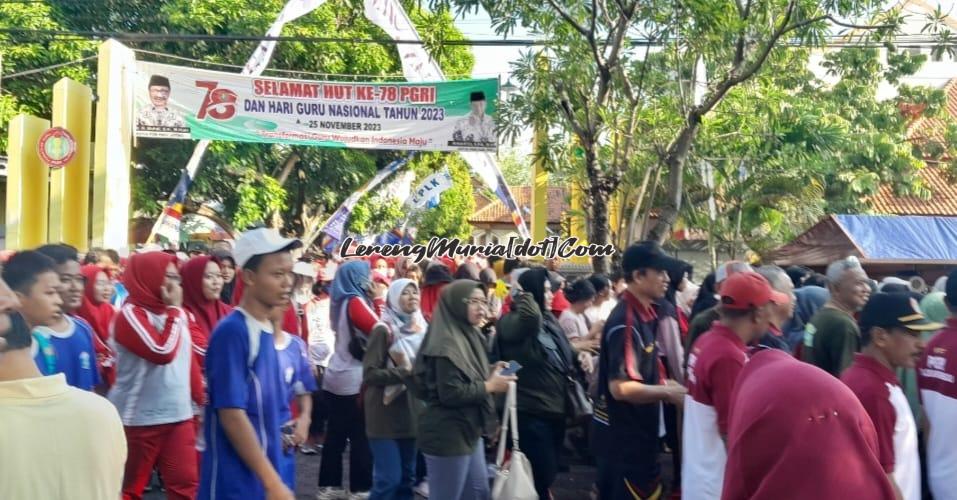 Foto para peserta  dengan penuh semangat mengikuti  rute jalan sehat