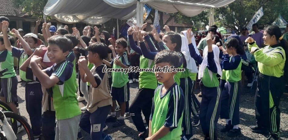 Foto kehadiran padukan joget bocil yang ikut memeriahkan acara hiburan musik seusai jalan sehat di depan Gedung PGRI Kabupaten Pati