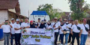 Foto Keluarga Besar KSP Artha Perdana Pati dipimpin oleh Direktur Sri Nanik (4 dari kiri depan) saat melaksanakan baksos bantuan air bersih di Pati Selatan sebagai wujud kepedulian