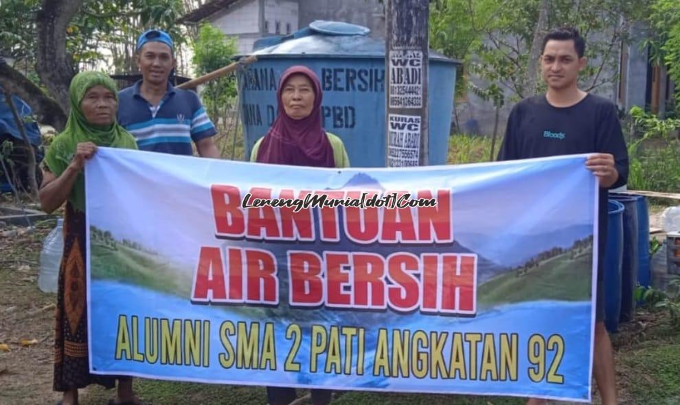 Foto masyarakat yang menerima bantuan air bersih dari Alumni SMAN 2 Pati Angkatan 1992 di Kecamatan Winong Pati