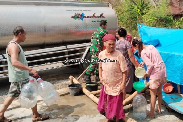 Foto masyarakat sangat antusias mengambil air bersih  baksos dari Alumni SMAN 2 Pati Angkatan 1992