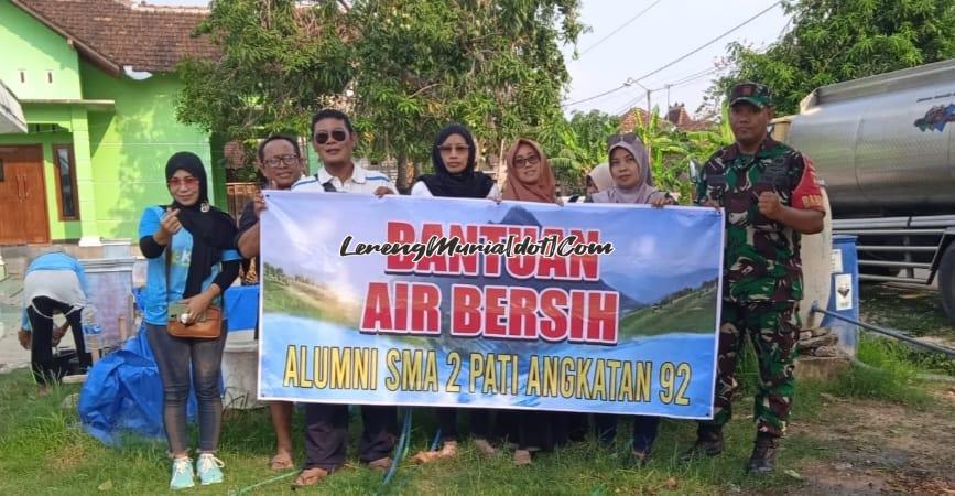 Foto perwakilan Alumni SMAN 2 Pati Angkatan 1992 yang hadir di lokasi baksos didampingi Babinsa Koramil Winong