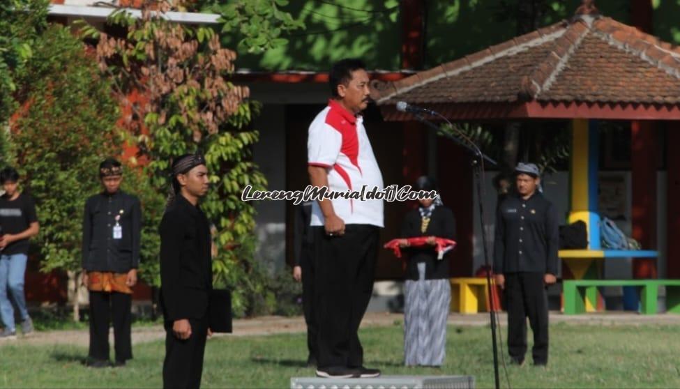 Foto Drs. Triyono, M.Pd. (kaos putih merah) menjadi pembina upacara dalam rangka menyongsong HGN 2023 di SMAN 3 Pati