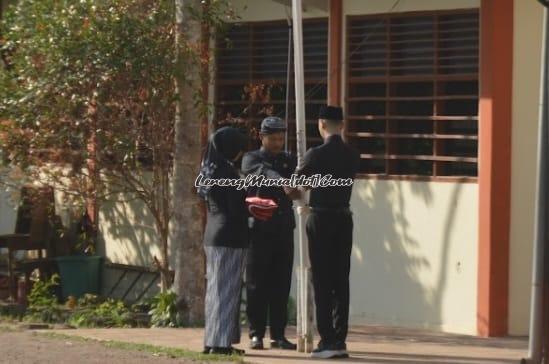 Foto petugas pengibar bendera dari guru SMAN 3 Pati bersiap mengibarkan Sang Merah Putih