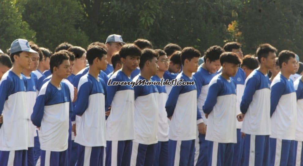 Foto siswa berseragam olahraga mengikuti upacara menyongsong HGN 2023 dengan tertib dan khidmad