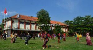 Foto guru/karyawan SMAN 3 Pati tampil mengejutkan dalam bentuk Tari Kompilasi Nusantara pada saat menyongsong GHN 2023