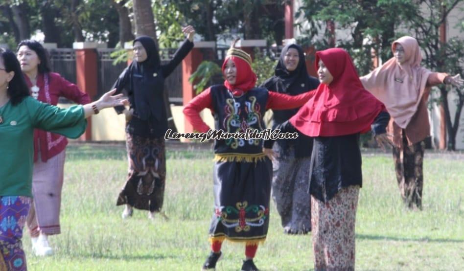 Foto Tari Kompilasi Nusantara diikuti guru/karyawan SMAN 3 Pati dari berbagai tingkatan usia, namun tetap kompak