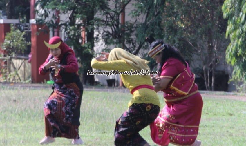 Foto guru/karyawan penari Tari Kompilasi Nusantara menunjukkan totalitas dan penjiwaannya pada saat GHN 2023 SMAN 3 Pati