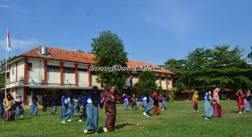 Foto guru/karyawan dan siswa menari bersama mengikuti alunan musik Taman Curug yang menambah meriahnya HGN 2023