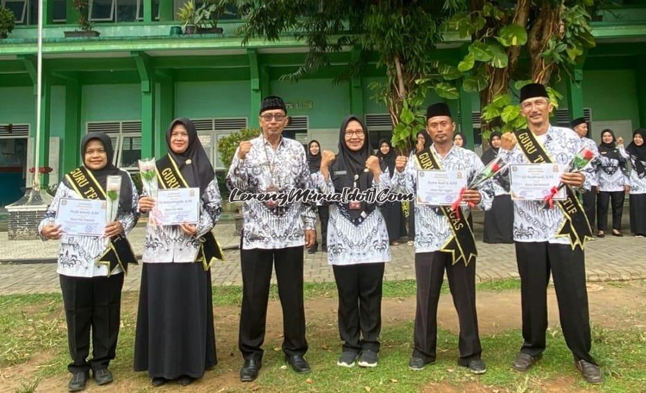 Foto guru SMPN 4 Pati yang mendapatkan OSIS Award (dari kiri ke kanan) Puji Astuti, S.Pd., Tri Setyaningsih, S.Pd., Drs. Mulyono, M.Pd. selaku Kepala SMPN 4 Pati, Endang Sari S., S.Pd., Nyata Budi Santosa,S.Pd., Sri Mudihardi,S.Pd.