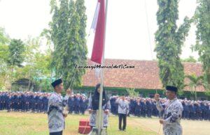 Foto pengibaran bendera dalam peringatan HGN 2023 di SMPN 4 Pati