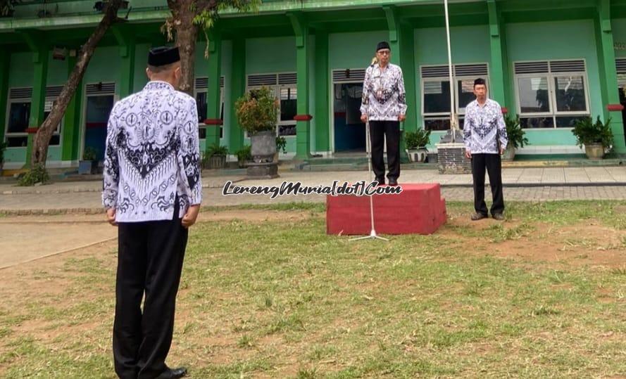 Foto Zaenal Abidin, S.Pd. (kiri) sebagai pemimpin upacara dan Drs. Mulyono, M.Pd. (tengah) Kepala SMPN 4 Pati menjadi pembina upacara dalam HGN 2023