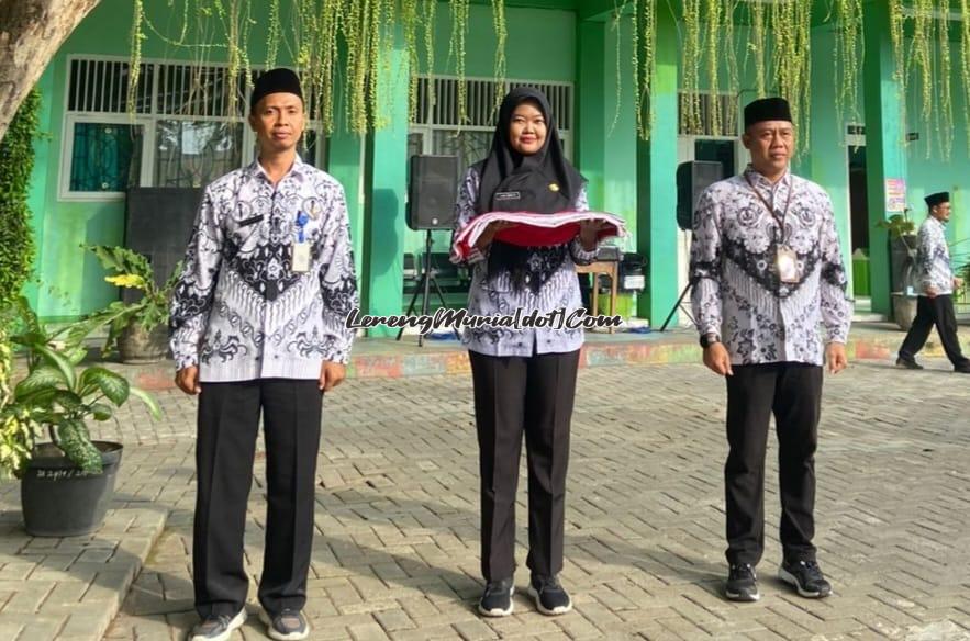 Foto petugas pengibar bendera (dari kiri ke kanan) Totok Sukanto, S.Pd., Lina Dewi Nur Utami, S.Pd, dan Alfian Kusdiansyah, S.Pd.