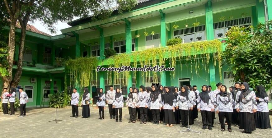 Foto guru/karyawan SMPN 4 Pati siap menjalankan amanah sebagai petugas upacara HGN 2023