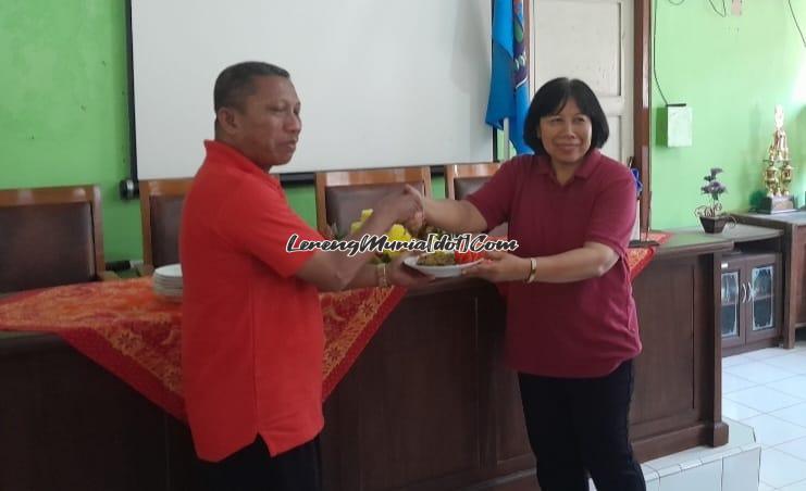 Foto Ka. TU Eka Sumaji, S.Pd. (kiri) menerima potongan tumpeng dalam rangka HGN 2023 sebagai sebuah tradisi SMAN 3 Pati