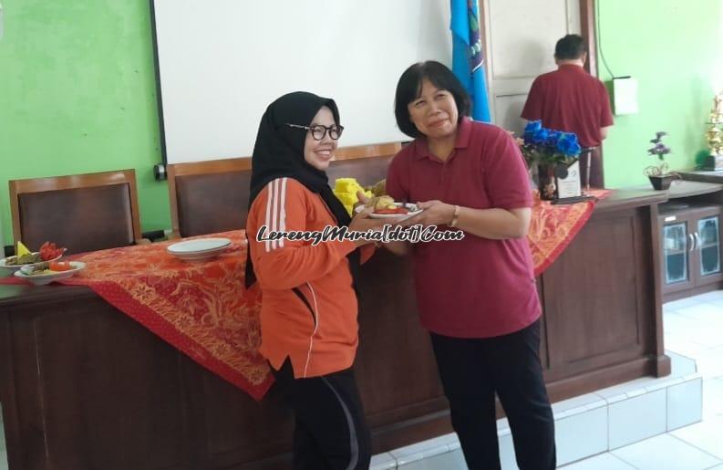 Foto Elli Yantinah (kiri) ikut merayakan HGN 2023 sebelum masa purna tugas