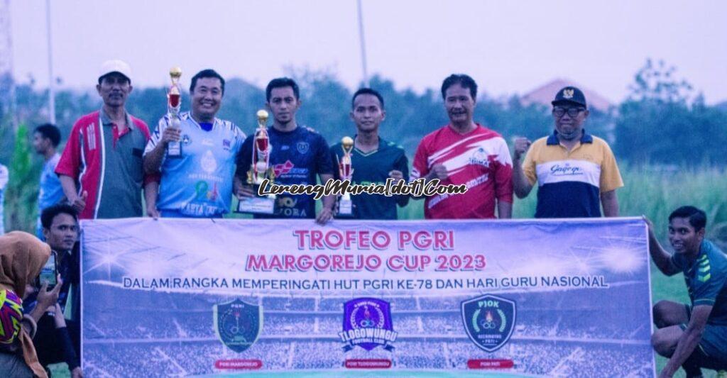 Foto para kapten tim memegang piala Trofeo PGRI Margorejo Cup 2023 didampingi Sukardi,S.Pd. (paling kiri) selaku Ketua PGRI Cabang Kecamatan Margorejo