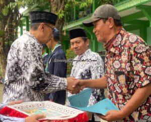 Foto pemberian penghargaan dari Kepala SMPN 4 Pati Drs. Mulyono,M.Pd. (kiri) terhadap siswa berprestasi dan pembimbing lomba