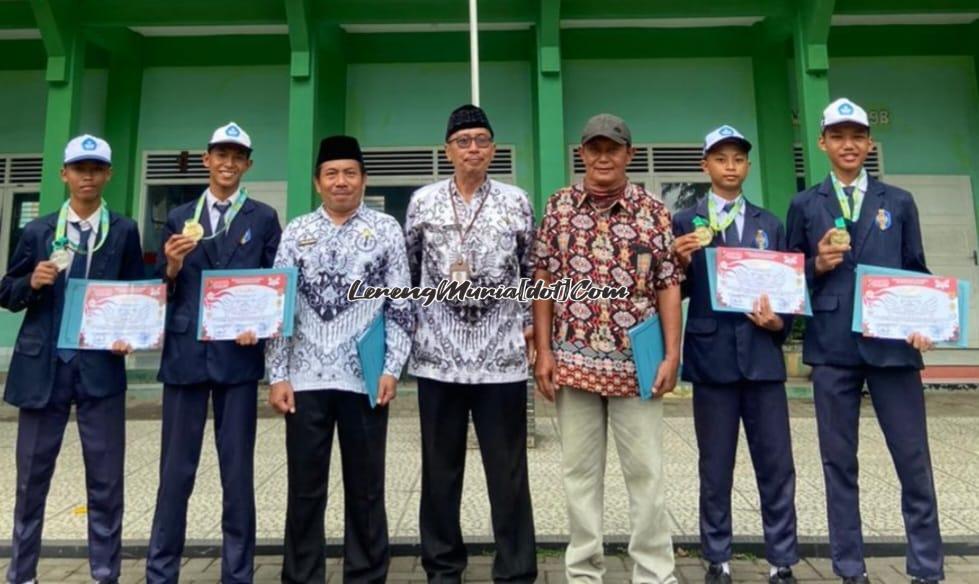 Foto siswa/pembimbing lomba yang mendapatkan penghargaan (dari kiri ke kanan) Cello Fajar Pamenang, Muhammad Rizky Febrian, Eko Wahono, Kepala SMPN 4 Pati Drs. Mulyono, M.Pd., Agus Riyadi, Yongki Ilham Thoriva, Dennis Rizal Arifqy