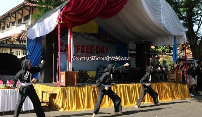 Foto penampilan pesilat SH Terate yang meramaikan CFD SMPN 2 Jakenan di depan Kantor Disnaker Pati